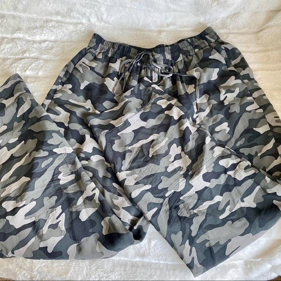 Joie Crepe Camo Printed Straight Leg Track Pants - Picture 4 of 6